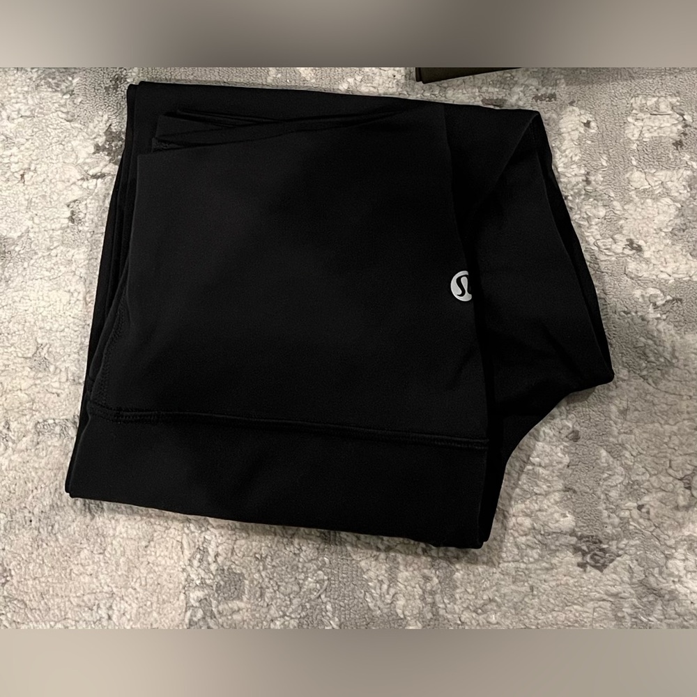 Like new Lululemon align crop 21” size 6 in black